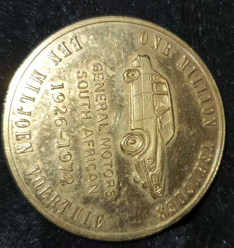 A VINTAGE COLLECTION OF SOUTH AFRICAN 1 RAND COINS AND MEDELIANS SOLD AS IS