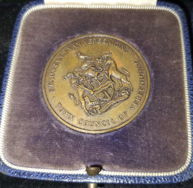 A VINTAGE COLLECTION OF SOUTH AFRICAN 1 RAND COINS AND MEDELIANS SOLD AS IS