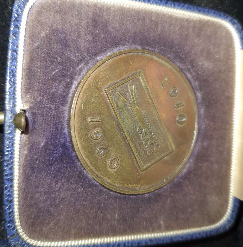A VINTAGE COLLECTION OF SOUTH AFRICAN 1 RAND COINS AND MEDELIANS SOLD AS IS