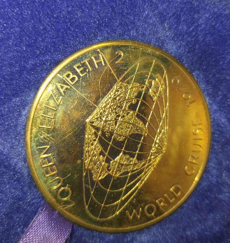 A VINTAGE COLLECTION OF SOUTH AFRICAN 1 RAND COINS AND MEDELIANS SOLD AS IS