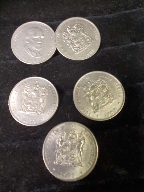 A VINTAGE COLLECTION OF SOUTH AFRICAN 1 RAND COINS AND MEDELIANS SOLD AS IS