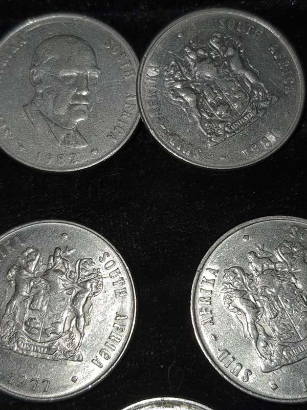 A VINTAGE COLLECTION OF SOUTH AFRICAN 1 RAND COINS AND MEDELIANS SOLD AS IS