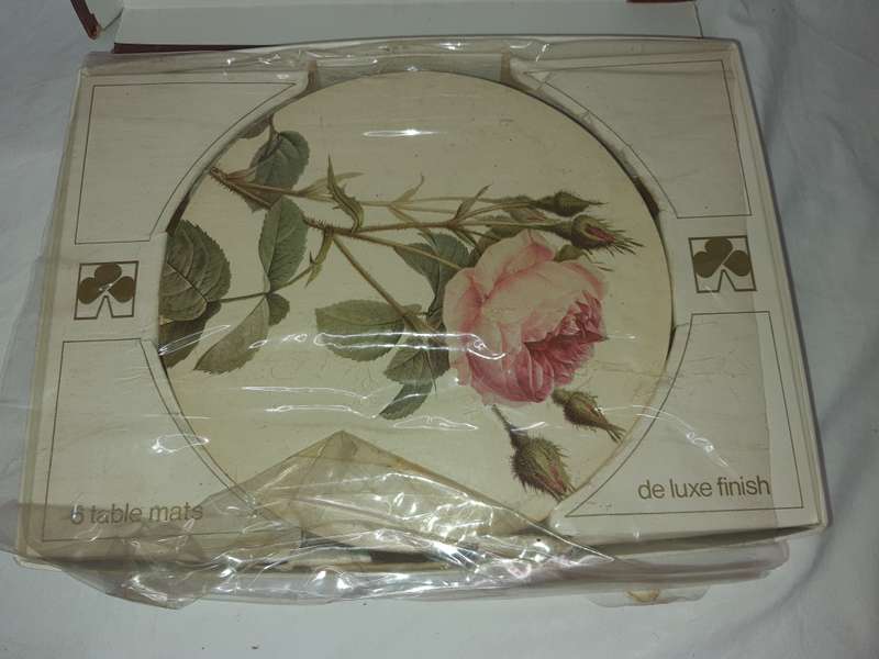 A SET OF 6 VINTAGE MARLBOROUGH TABLE MATS BY CLOVER LEAF UK SOLD AS IS