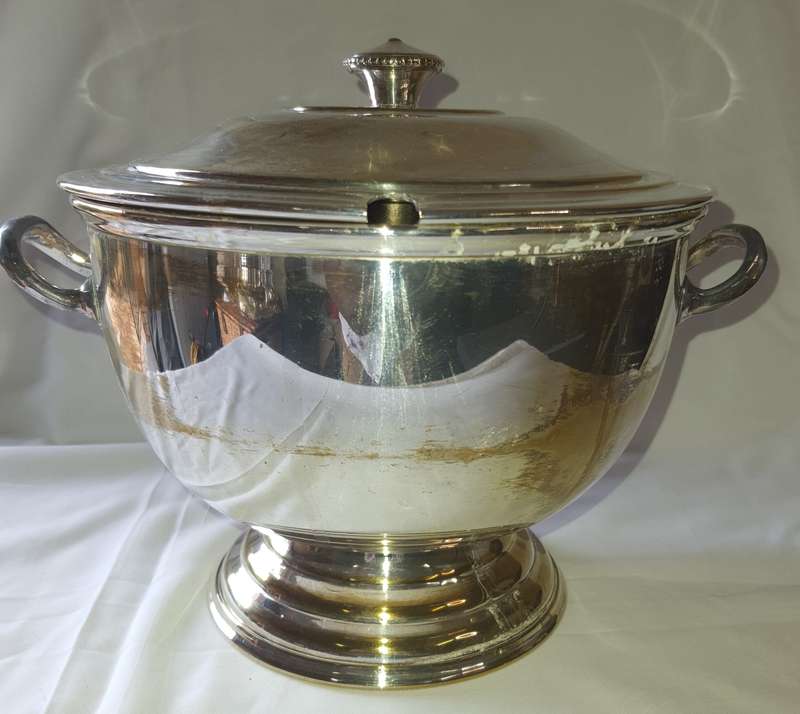 A VINTAGE EPNS SOUP TUREEN SOLD AS IS