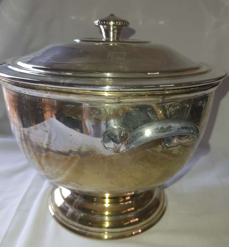 A VINTAGE EPNS SOUP TUREEN SOLD AS IS