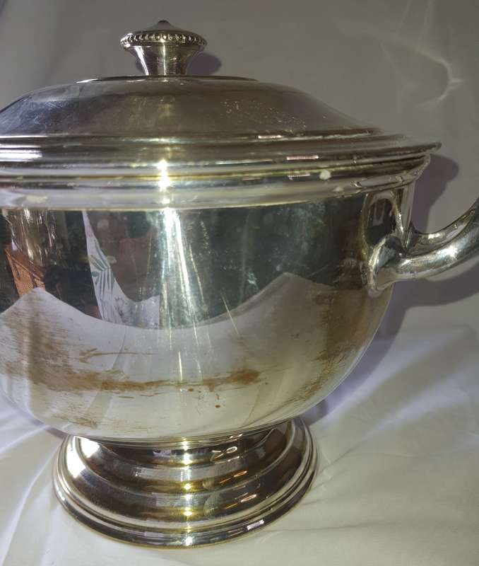 A VINTAGE EPNS SOUP TUREEN SOLD AS IS