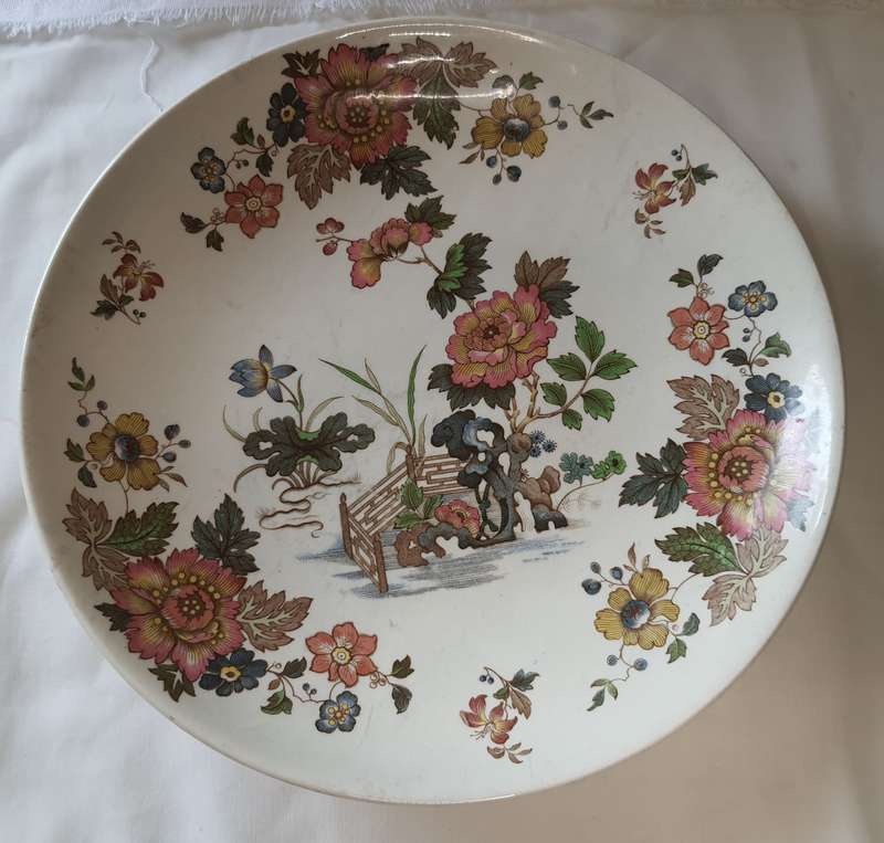 A VINTAGE WEDGWOOD PLATE OF ETRURIA AND BARLASTON