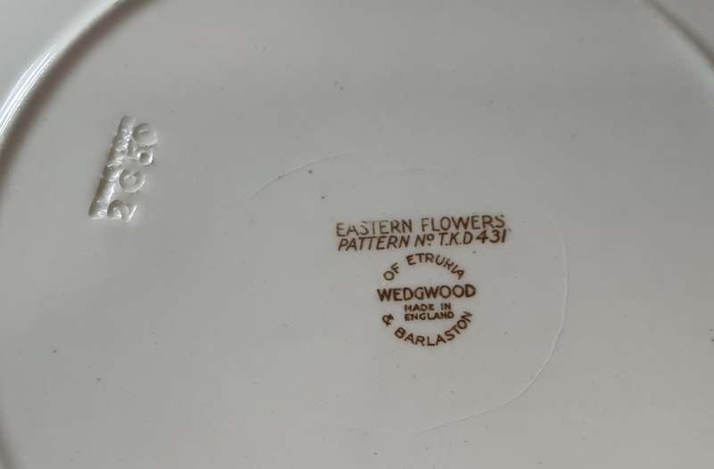 A VINTAGE WEDGWOOD PLATE OF ETRURIA AND BARLASTON