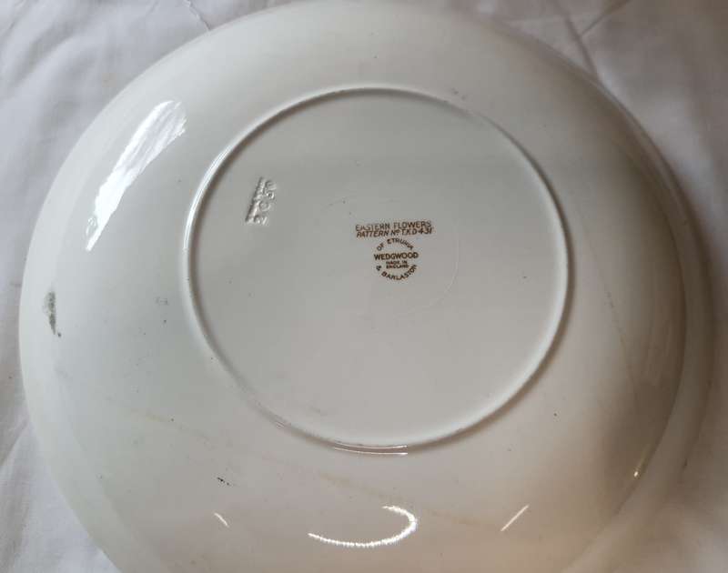 A VINTAGE WEDGWOOD PLATE OF ETRURIA AND BARLASTON