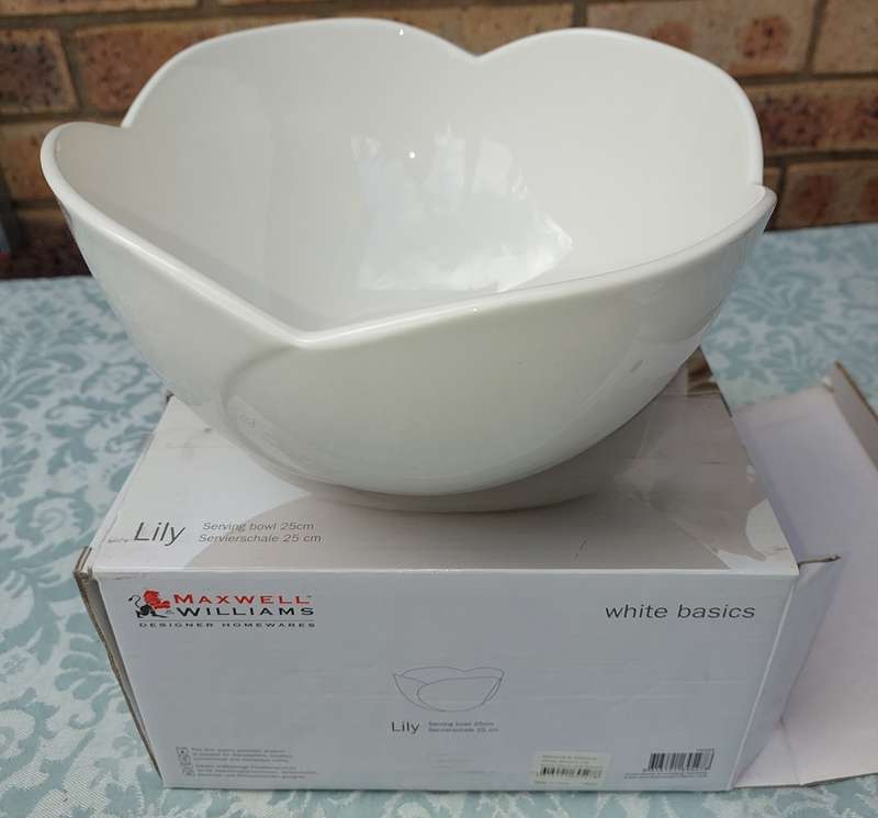 A MEXWEL & WILLIAMS WHITE BASIC LILLI MIXING BOWL SOLD AS IS