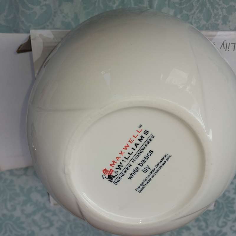 A MEXWEL & WILLIAMS WHITE BASIC LILLI MIXING BOWL SOLD AS IS