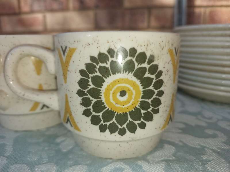 A VINTAGE STONEWARE SUNFLOWER DESIGN 24-PIECE TEACUP AND SAUCER SET