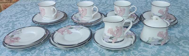 A 19-PIECE VINTAGE  TEA SET  NEW DECADE BY NORITAKE MICROWAVE AND OVEN SAFE