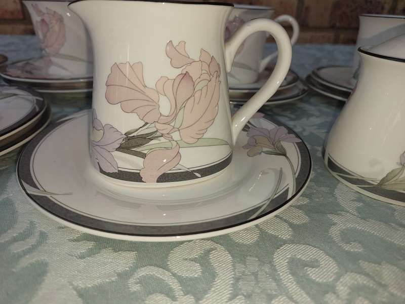 A 19-PIECE VINTAGE  TEA SET  NEW DECADE BY NORITAKE MICROWAVE AND OVEN SAFE