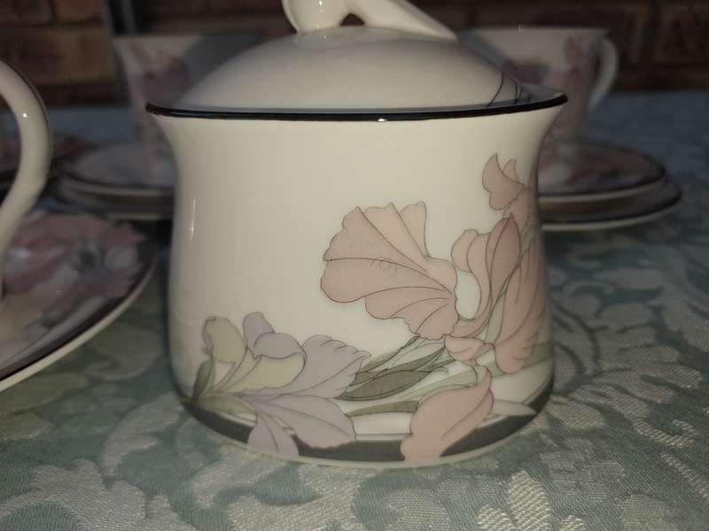 A 19-PIECE VINTAGE  TEA SET  NEW DECADE BY NORITAKE MICROWAVE AND OVEN SAFE