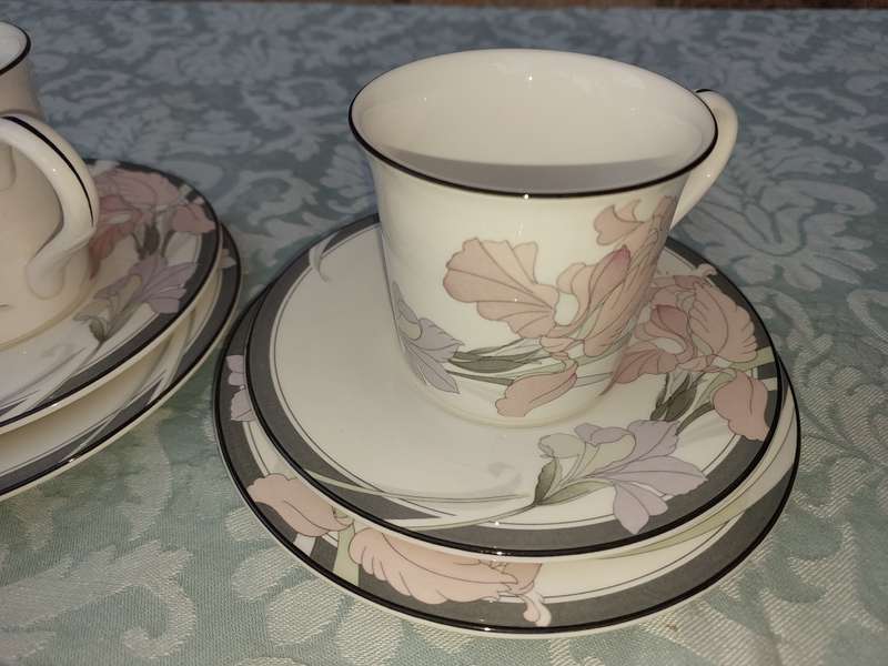 A 19-PIECE VINTAGE  TEA SET  NEW DECADE BY NORITAKE MICROWAVE AND OVEN SAFE