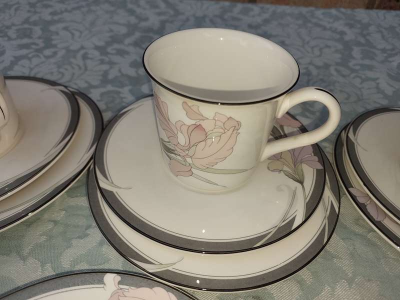 A 19-PIECE VINTAGE  TEA SET  NEW DECADE BY NORITAKE MICROWAVE AND OVEN SAFE