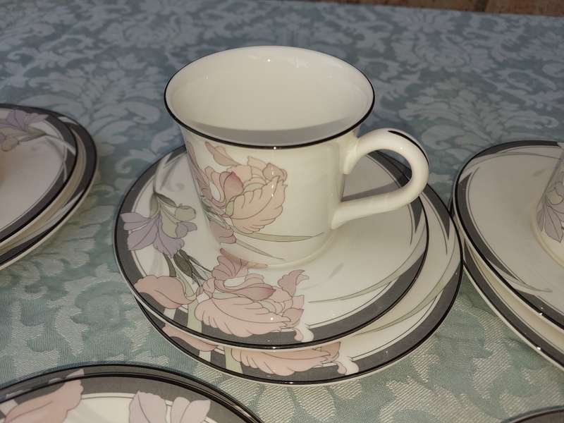 A 19-PIECE VINTAGE  TEA SET  NEW DECADE BY NORITAKE MICROWAVE AND OVEN SAFE