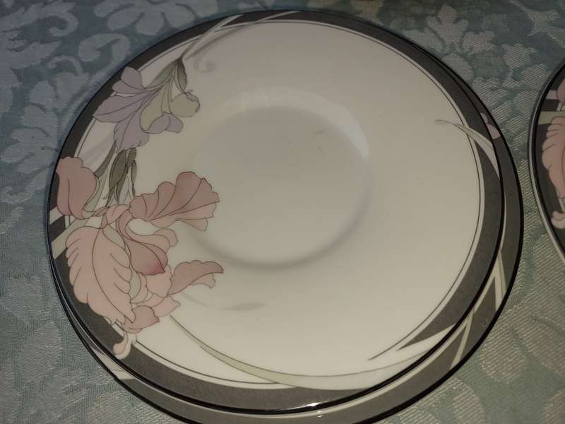 A 19-PIECE VINTAGE  TEA SET  NEW DECADE BY NORITAKE MICROWAVE AND OVEN SAFE