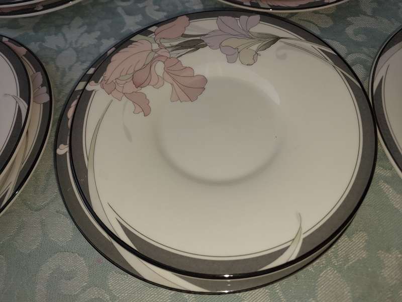 A 19-PIECE VINTAGE  TEA SET  NEW DECADE BY NORITAKE MICROWAVE AND OVEN SAFE