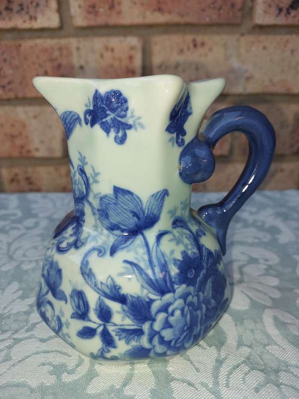 A VINTAGE DELFT DESIGN HOLLAND JUG