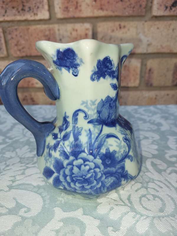 A VINTAGE DELFT DESIGN HOLLAND JUG