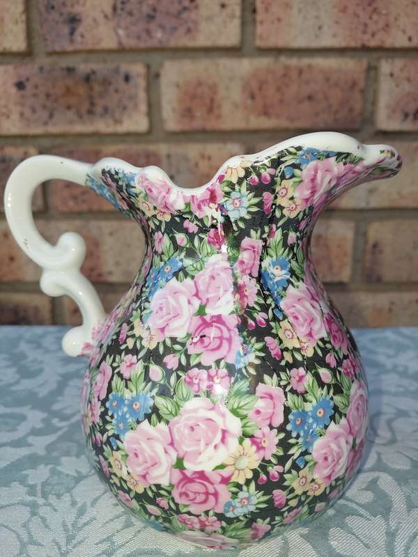 AN ORNATE DESIGN VICTORIAN STYLE FLORAL PORCELAIN CERAMIC JUG