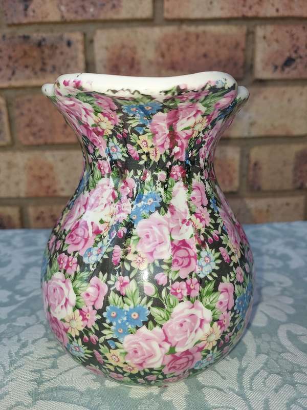 AN ORNATE DESIGN VICTORIAN STYLE FLORAL PORCELAIN CERAMIC JUG