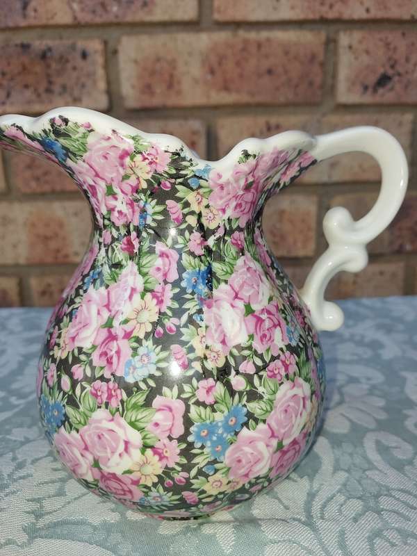 AN ORNATE DESIGN VICTORIAN STYLE FLORAL PORCELAIN CERAMIC JUG