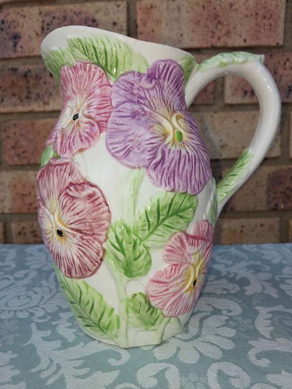 A VINTAGE MULTI-COLOURED FLORAL DESIGN PORCELAIN CERAMIC WATER JUG