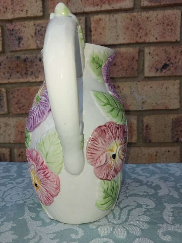 A VINTAGE MULTI-COLOURED FLORAL DESIGN PORCELAIN CERAMIC WATER JUG