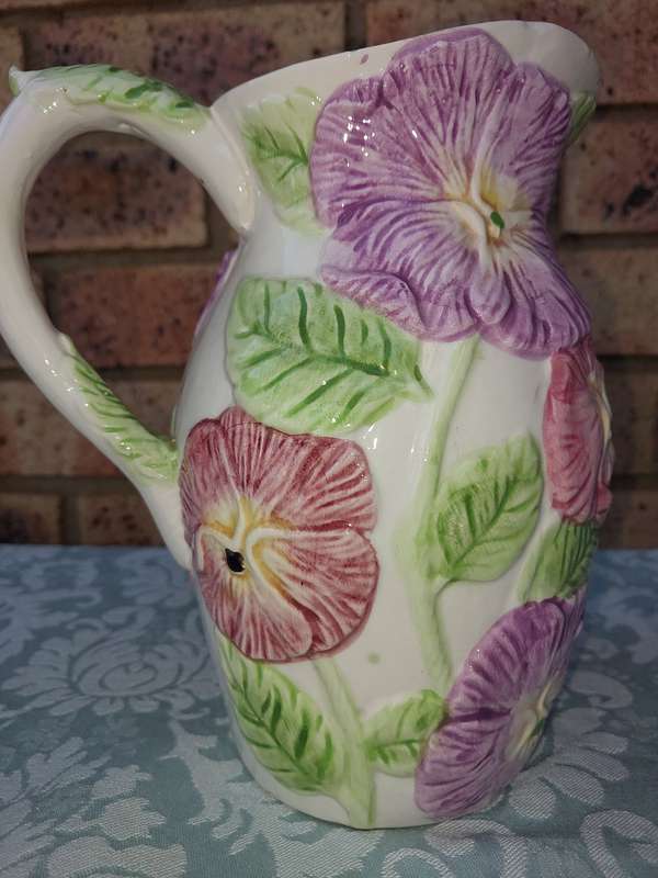 A VINTAGE MULTI-COLOURED FLORAL DESIGN PORCELAIN CERAMIC WATER JUG