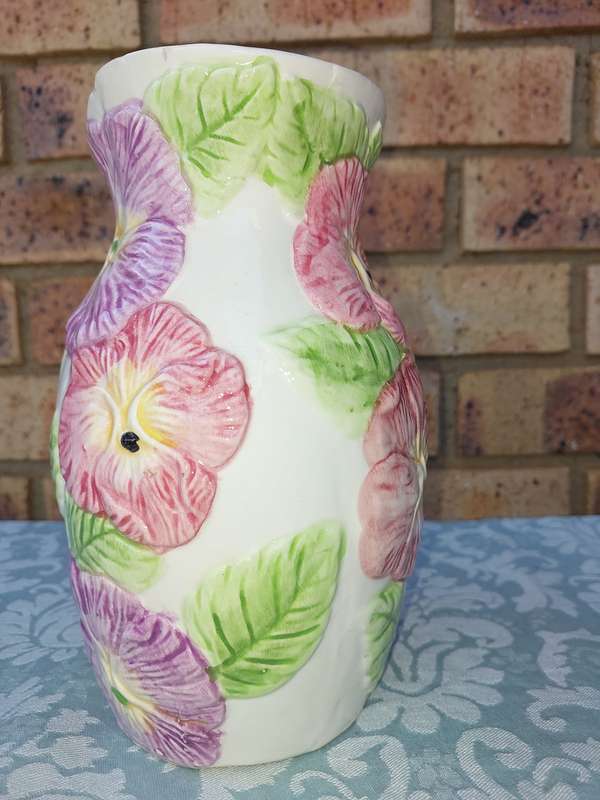 A VINTAGE MULTI-COLOURED FLORAL DESIGN PORCELAIN CERAMIC WATER JUG