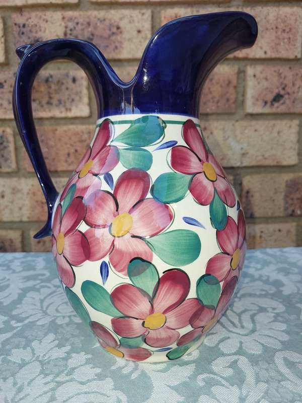 A PORCELAIN CERAMIC WATER JUG