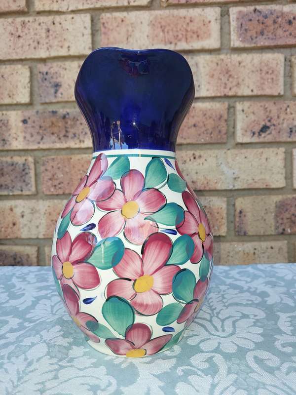 A PORCELAIN CERAMIC WATER JUG