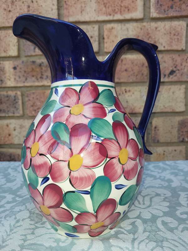A PORCELAIN CERAMIC WATER JUG