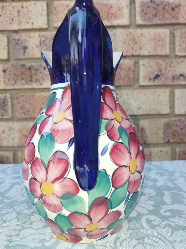 A PORCELAIN CERAMIC WATER JUG