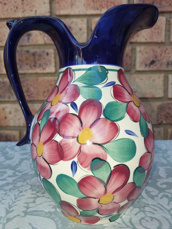 A PORCELAIN CERAMIC WATER JUG