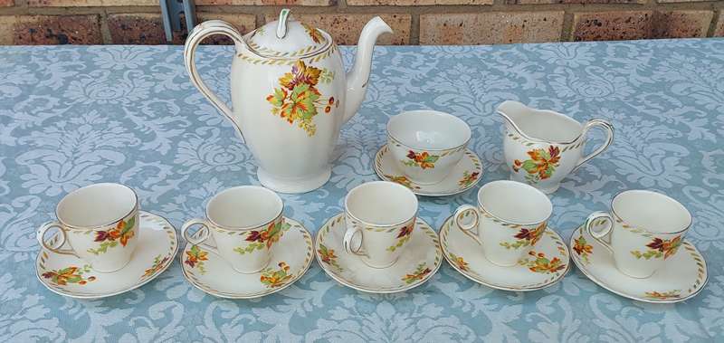 A VINTAGE PORCELAIN CERAMIC BY GRINDLEY ENGLAND FLORAL DESIGN 14-PIECE TEA SET