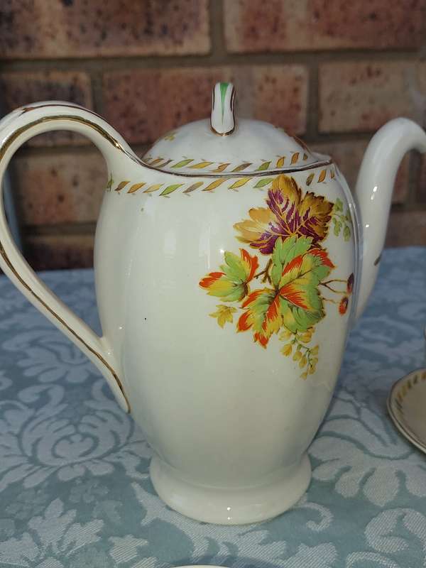 A VINTAGE PORCELAIN CERAMIC BY GRINDLEY ENGLAND FLORAL DESIGN 14-PIECE TEA SET