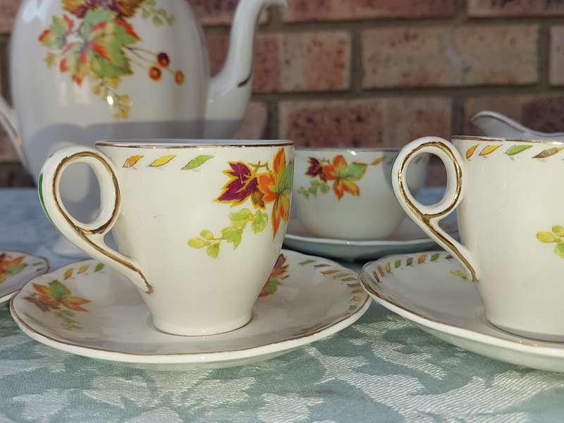A VINTAGE PORCELAIN CERAMIC BY GRINDLEY ENGLAND FLORAL DESIGN 14-PIECE TEA SET