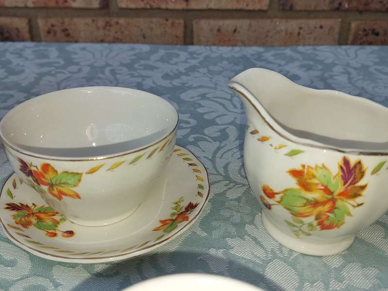 A VINTAGE PORCELAIN CERAMIC BY GRINDLEY ENGLAND FLORAL DESIGN 14-PIECE TEA SET