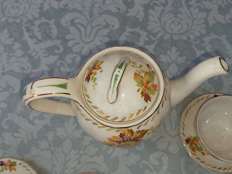 A VINTAGE PORCELAIN CERAMIC BY GRINDLEY ENGLAND FLORAL DESIGN 14-PIECE TEA SET