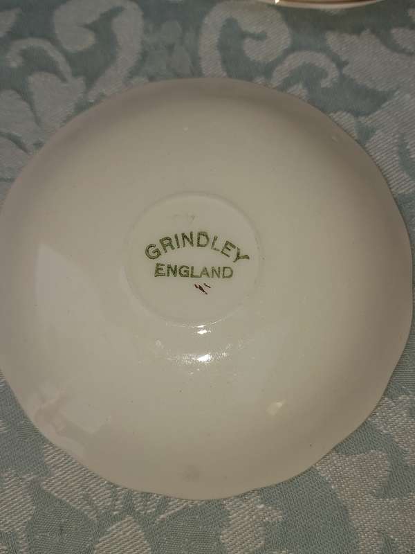 A VINTAGE PORCELAIN CERAMIC BY GRINDLEY ENGLAND FLORAL DESIGN 14-PIECE TEA SET
