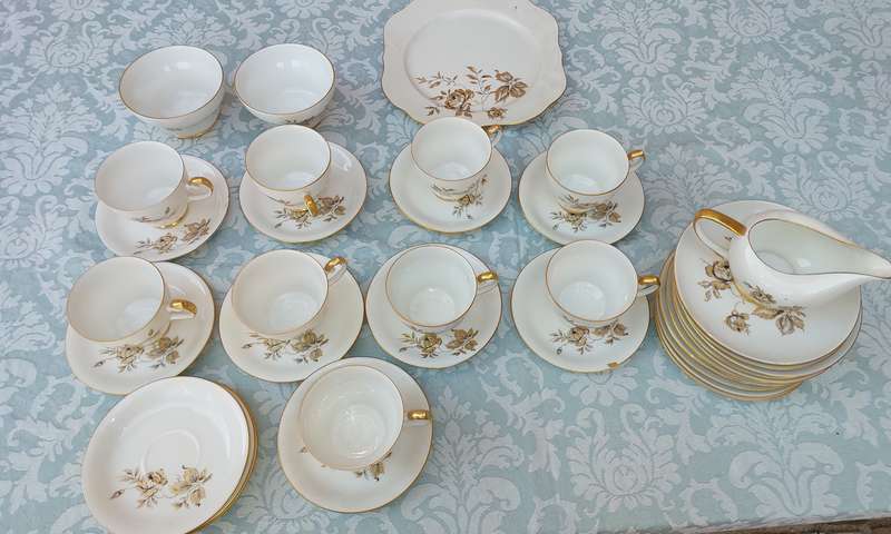 A VINTAGE FINE CHINA WESTMINISTER CHINA AUSTRALIA 37 PIECE
