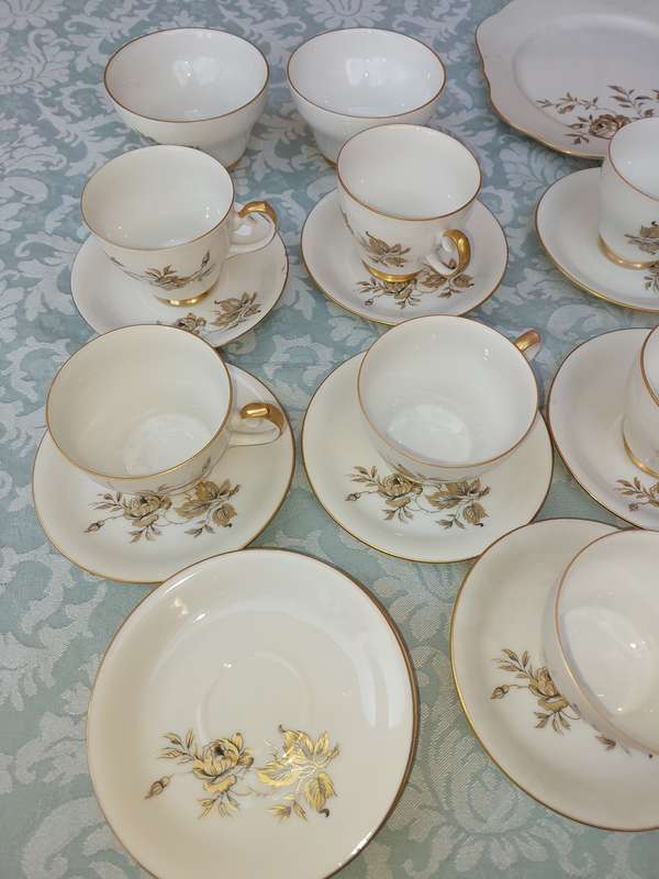 A VINTAGE FINE CHINA WESTMINISTER CHINA AUSTRALIA 37 PIECE