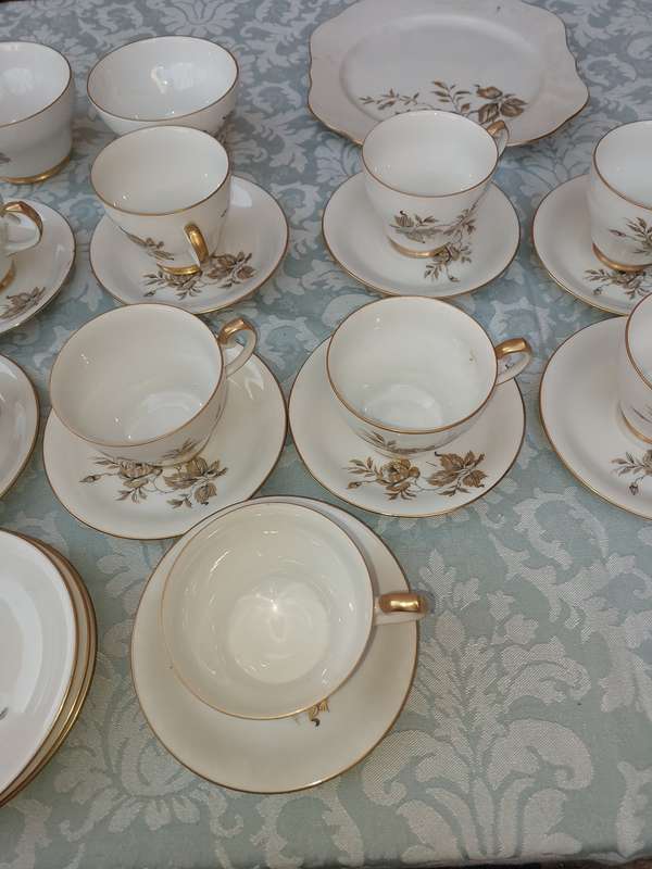 A VINTAGE FINE CHINA WESTMINISTER CHINA AUSTRALIA 37 PIECE