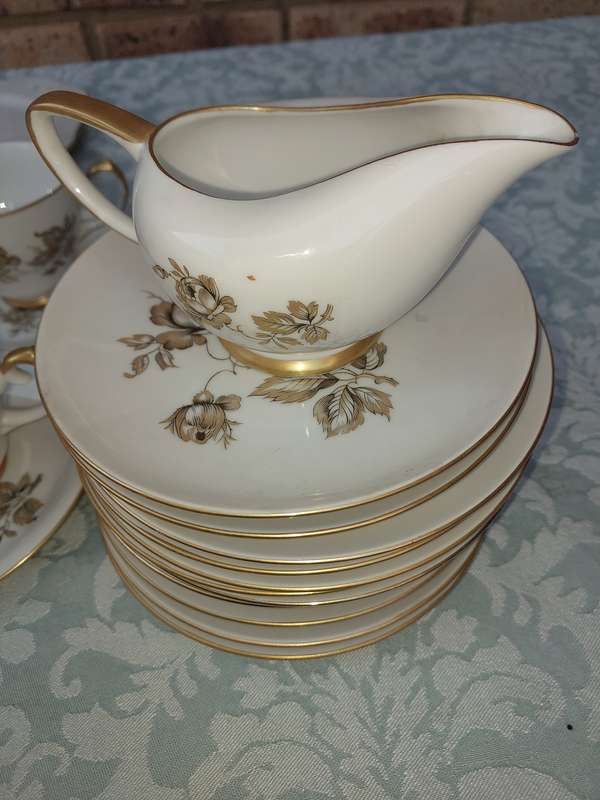 A VINTAGE FINE CHINA WESTMINISTER CHINA AUSTRALIA 37 PIECE
