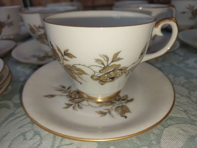 A VINTAGE FINE CHINA WESTMINISTER CHINA AUSTRALIA 37 PIECE