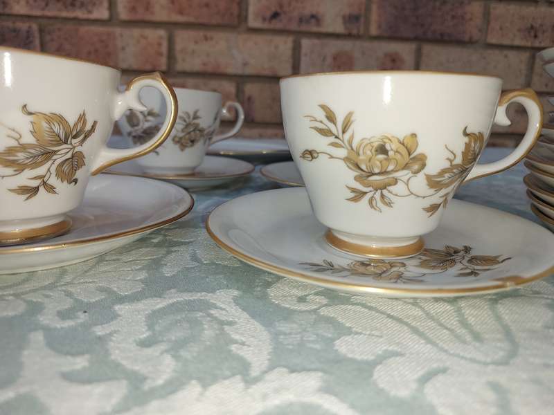 A VINTAGE FINE CHINA WESTMINISTER CHINA AUSTRALIA 37 PIECE